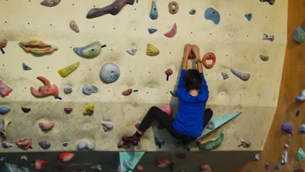 実用的な壁に岩を登る少年 - 映像、動画
