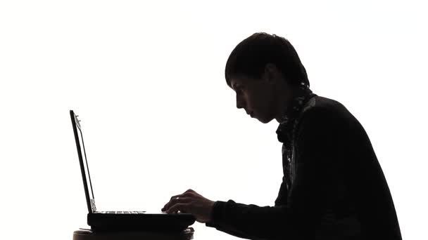 Sylwetka człowieka za laptopa - Materiał filmowy, wideo
