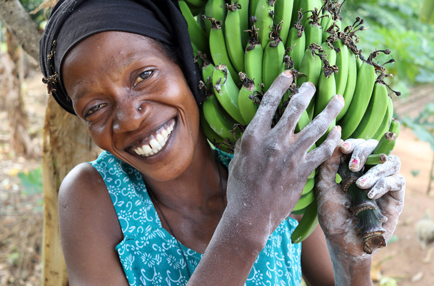 Mujer portando plátanos, Tanzania
 - Foto, Imagen