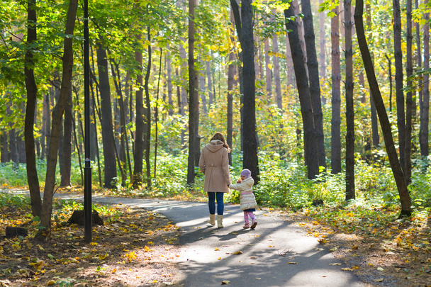 Äiti ja tytär syksyllä puistossa
 - Valokuva, kuva