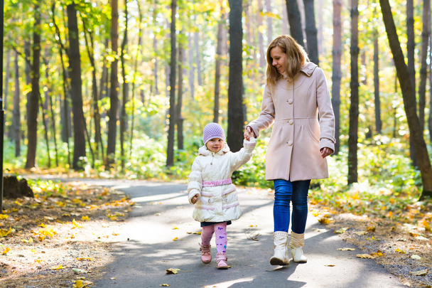 matka a dcera v podzimním parku - Fotografie, Obrázek