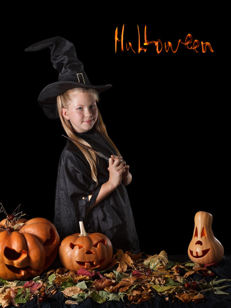 Kleine heks kookt een toverdrank op Halloween. - Foto, afbeelding