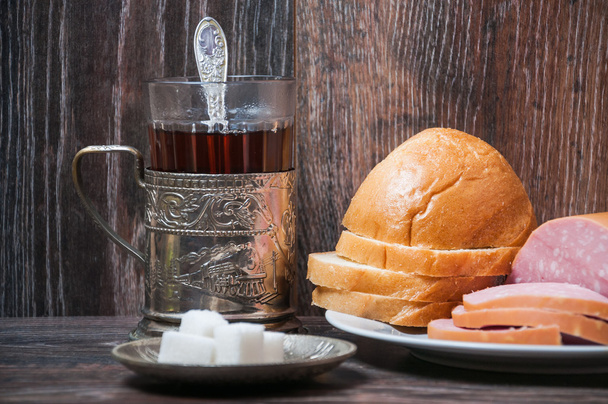 Чай, вареная колбаса и хлеб
 - Фото, изображение