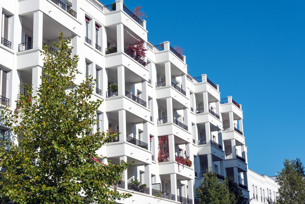 Moderne case a schiera bianche a Berlino
 - Foto, immagini