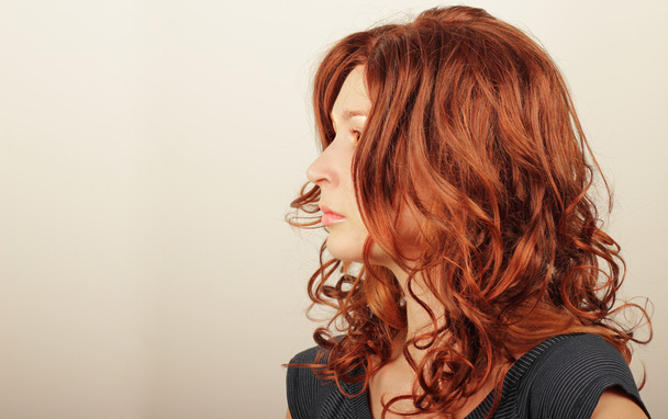 vörös hajú nő - Fotó, kép