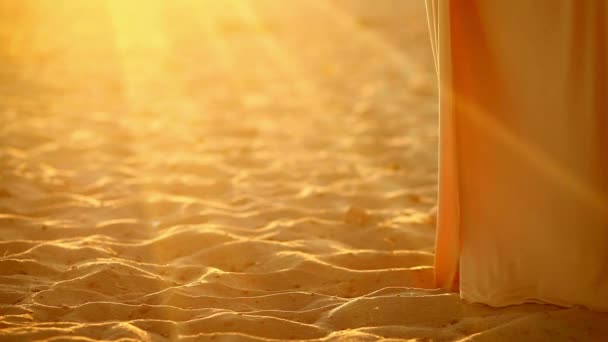 Fiatal csábító nő nő a naplemente nagy láb egy lassú, szexi, sárga homok - Felvétel, videó
