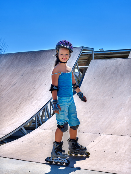 Dívka jízda na kolečkových bruslích ve skateparku. - Fotografie, Obrázek