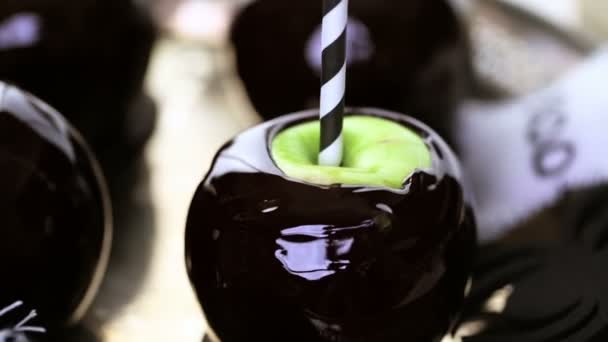 Jabłka cukierki na Halloween party - Materiał filmowy, wideo