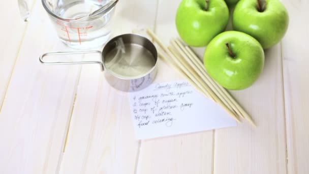 προετοιμασία σπιτικό μαύρο καραμέλας μήλα - Πλάνα, βίντεο