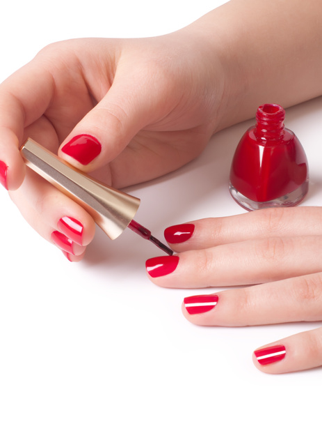 женщина наносит красный лак для ногтей - Фото, изображение