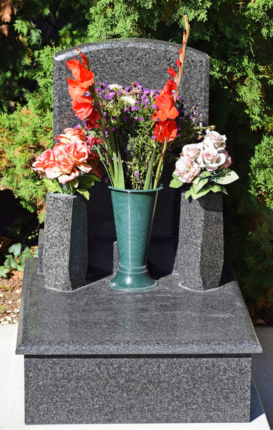 Tombstone dans le cimetière public
 - Photo, image