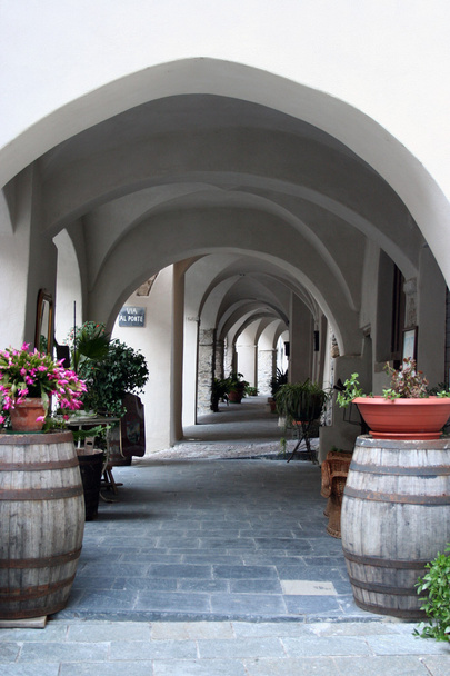 prázdné kolonáda v malé italské vesničce - Fotografie, Obrázek