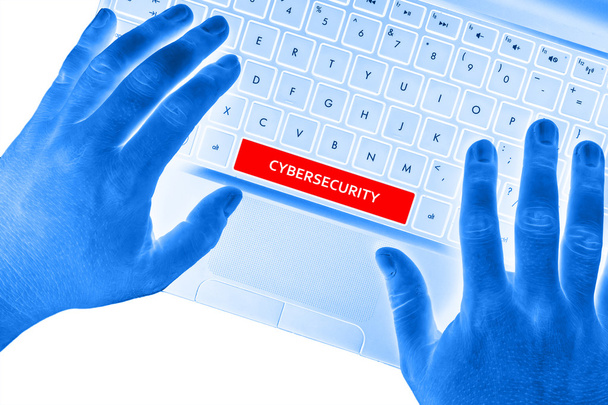 Hände am Laptop mit dem Wort "Cybersicherheit" auf der Leertaste. - Foto, Bild