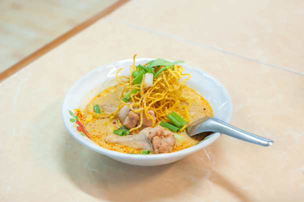 Kao soi gai, Chiang Mai crispy noodles with chicken - Fotoğraf, Görsel