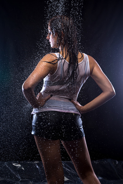 Fiatal nő a vízsugár alatt - Fotó, kép