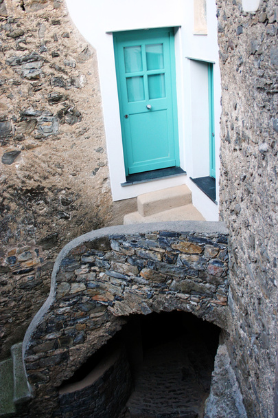 Puerta pequeña con color cielo
 - Foto, Imagen