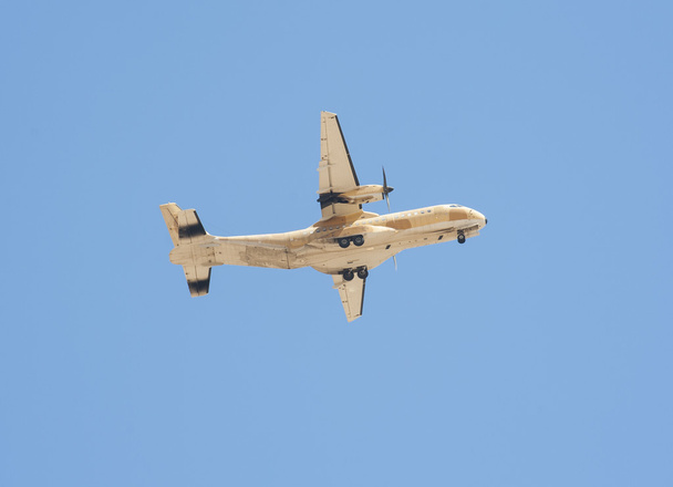 Militärtransporter im Flug - Foto, Bild