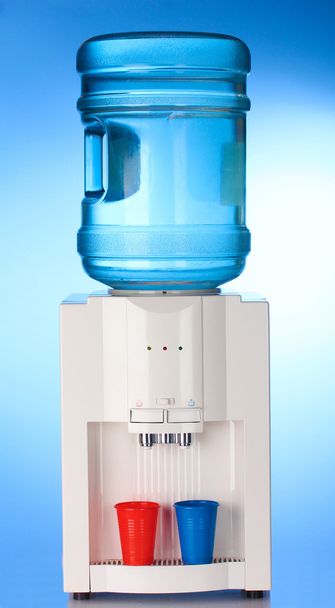 Electric water cooler on blue background - Foto, afbeelding