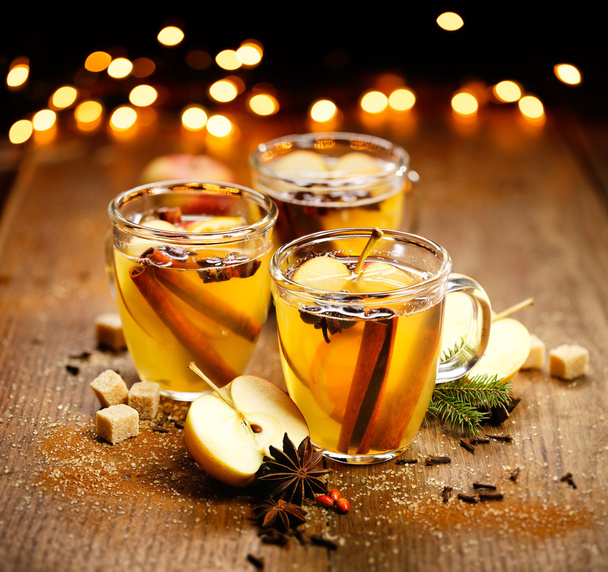Warme cider met toevoeging van aromatische kruiden en citrusvruchten - Foto, afbeelding