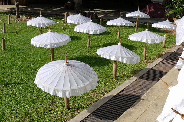 Λευκή ομπρέλα παραδοσιακό χειροποίητο χαρτί Ταϊλάνδη - Φωτογραφία, εικόνα