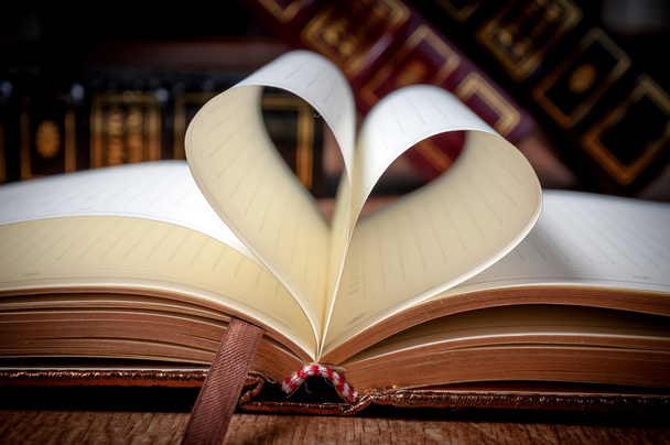 Strona książki w kształcie serca z tłem biblioteki - Zdjęcie, obraz