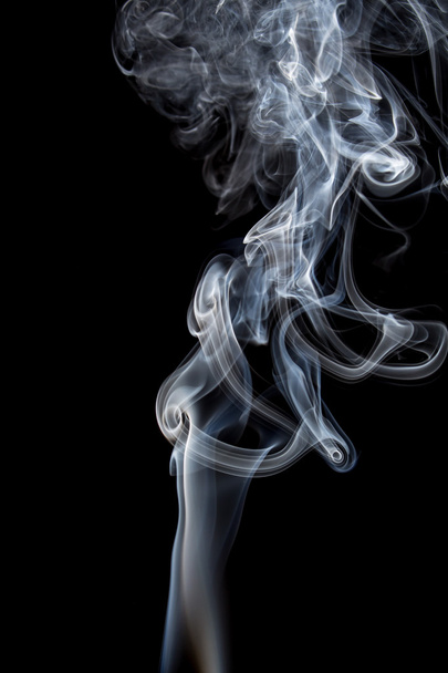 Resumen de la danza del humo sobre un fondo negro
. - Foto, imagen