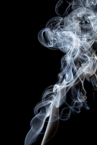 Анотація танець диму на чорному тлі
. - Фото, зображення