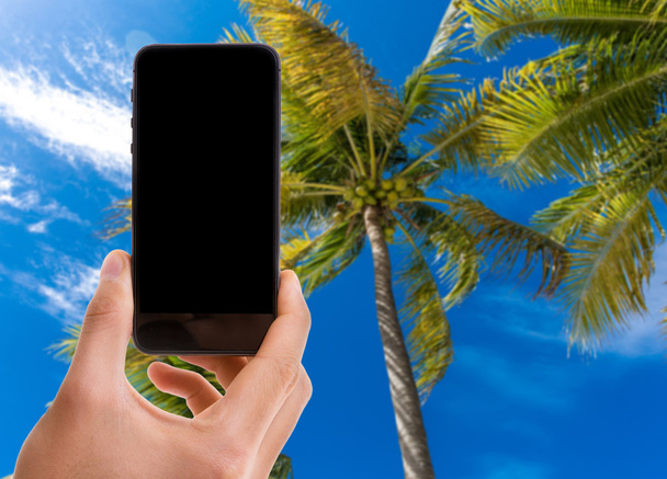 Рука держит мобильный телефон с черным экраном
 - Фото, изображение