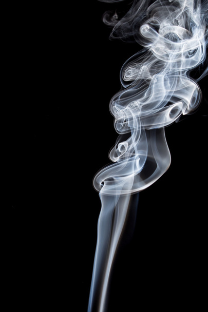 Resumo de fumaça dança sobre um fundo preto. - Foto, Imagem