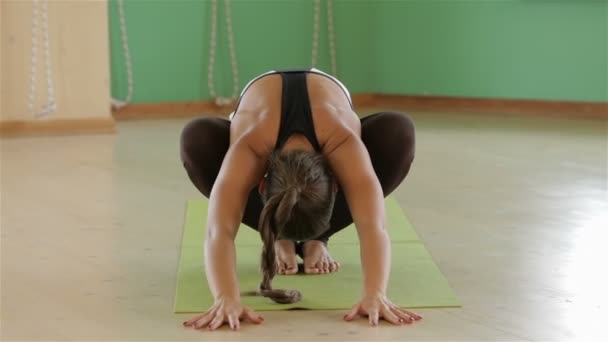 Yoga girl in variation sets - Materiał filmowy, wideo