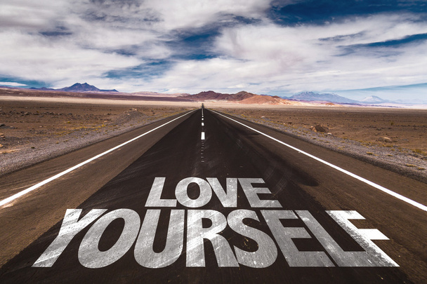 Kochaj siebie napisane na drodze - Zdjęcie, obraz