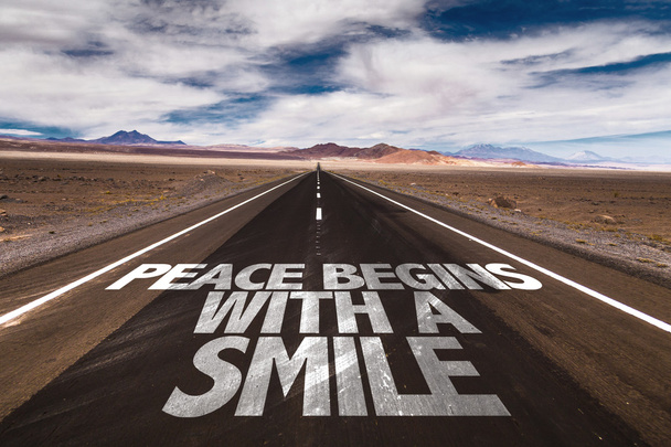 Ειρήνη αρχίζει με ένα χαμόγελο στο δρόμο - Φωτογραφία, εικόνα