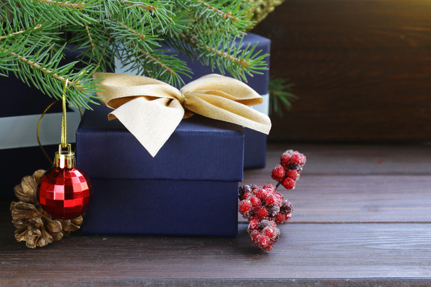 お祝いリボンと木製の背景のクリスマスの装飾とのギフト ボックス - 写真・画像