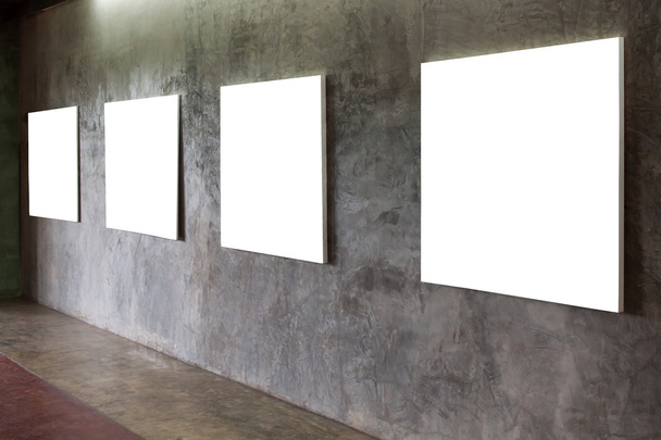 Quadro branco em branco em uma parede de concreto
 - Foto, Imagem