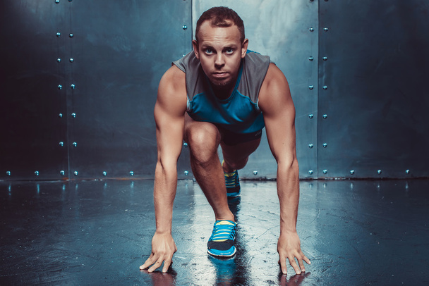 Juoksija, urheilija lihaksikas mies valmiudessa, urheilu, run
 - Valokuva, kuva