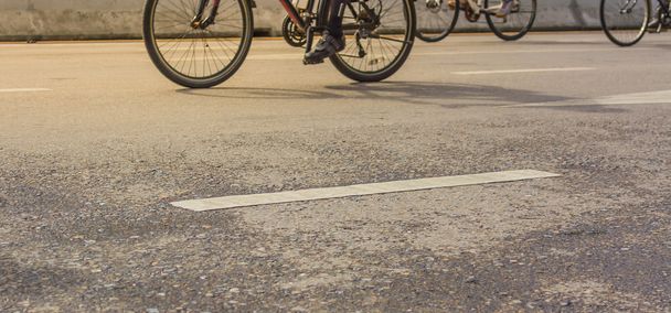   obraz drogi asfaltowej i rower znakiem dla użycia w tle. - Zdjęcie, obraz