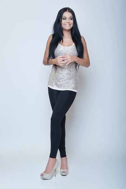 ελκυστική μελαχρινή λεπτή κοπέλα μόδα στυλ μακρύ πόδι και h - Φωτογραφία, εικόνα
