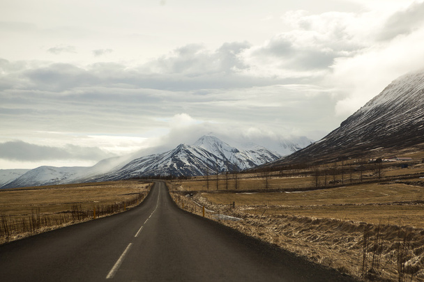 Carretera en paisaje de montaña volcánica en Islandia
 - Foto, imagen