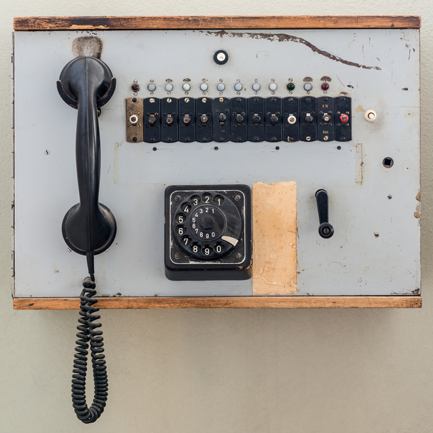staré analogové telefonní buňky s jog dial v dřevěné krabici - Fotografie, Obrázek