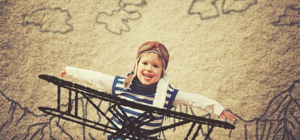 Счастливый ребенок мечтает стать летчиком и играет с мамой
 - Фото, изображение