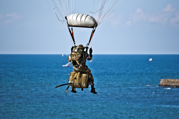 サン-ジャン ・ ド ・ リュズ、フランス、2015 年 10 月 3 日金曜日の落下傘兵 - 写真・画像