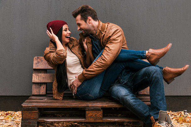 loving couple sitting on wooden pallet - Foto, immagini