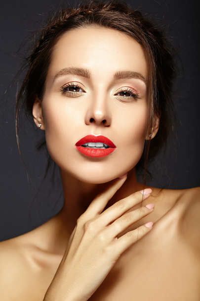 glamour portrait of beautiful  woman model lady with fresh daily makeup with red lips and clean face and romantic wavy hairstyle on brown background - Φωτογραφία, εικόνα
