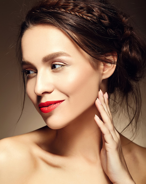 glamour portrait of beautiful  woman model lady with fresh daily makeup with red lips and clean face and romantic wavy hairstyle on brown background - Φωτογραφία, εικόνα