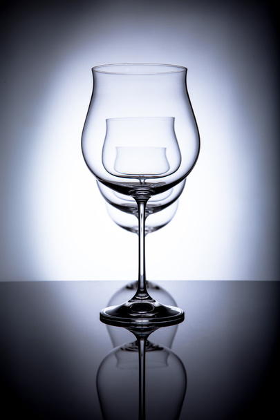 Τρία ποτήρια κρασί, δημιουργώντας την ψευδαίσθηση των τεσσάρων - Φωτογραφία, εικόνα