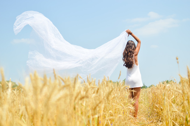 Femme rêveuse dans le champ de blé
 - Photo, image