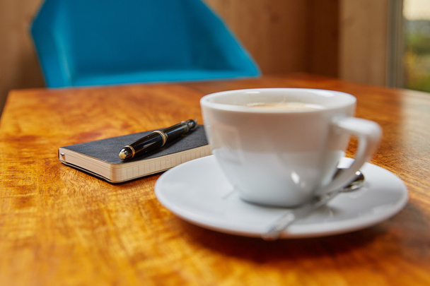Livro, caneta e café
 - Foto, Imagem