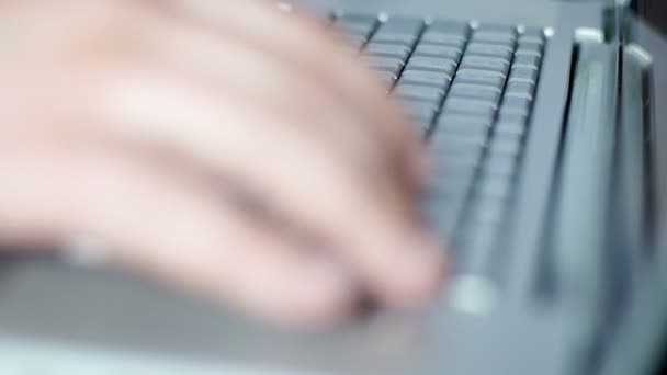 Las manos del hombre escribiendo en el teclado del ordenador portátil
 - Metraje, vídeo