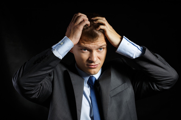 Üzletember, kezével a haját tépi öltöny - Fotó, kép
