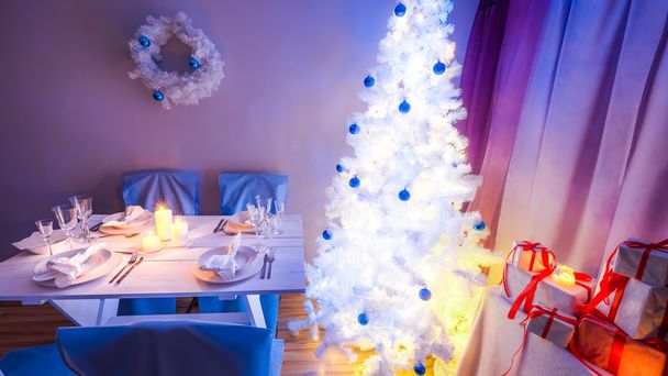 Prachtige Kerstmis tabel omgeving met blauwe en witte decoratie - Foto, afbeelding